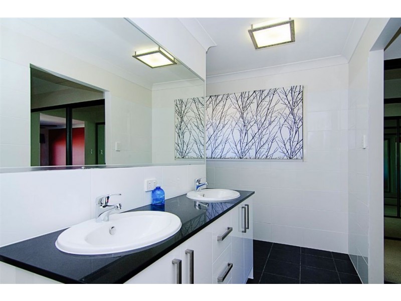 16 Dobell Avenue, Paradise Point QLD 4216