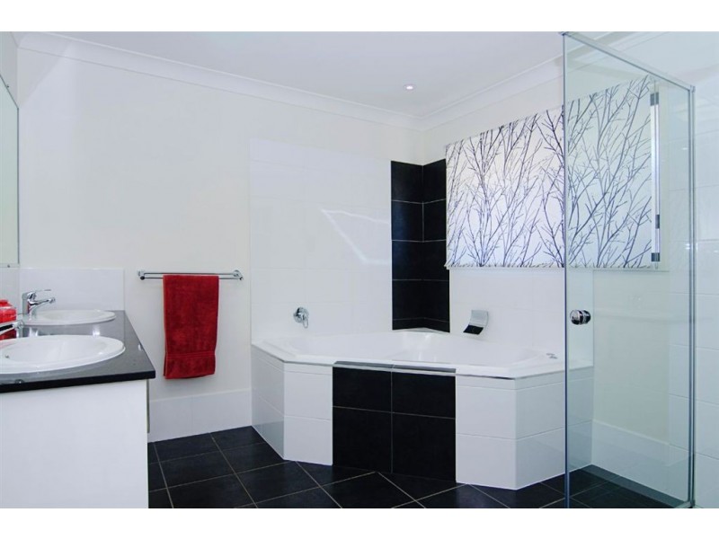 16 Dobell Avenue, Paradise Point QLD 4216