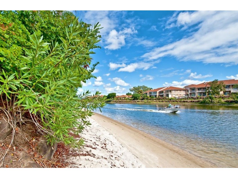 4/125 Santa Cruz Blvd, Clear Island Waters QLD 4226