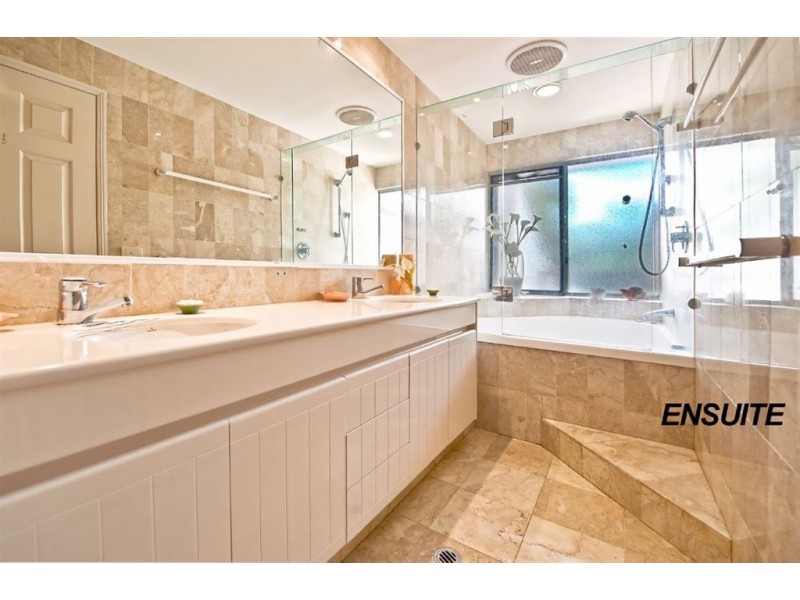 4/125 Santa Cruz Blvd, Clear Island Waters QLD 4226