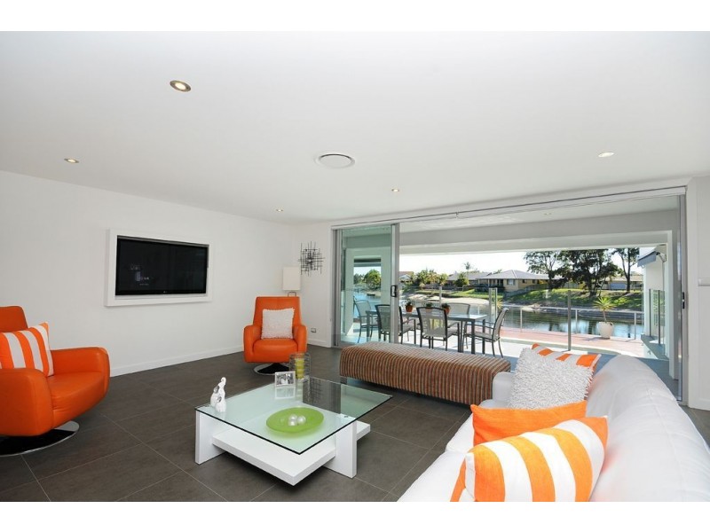 5 Kurrawa Avenue, Mermaid Waters QLD 4218