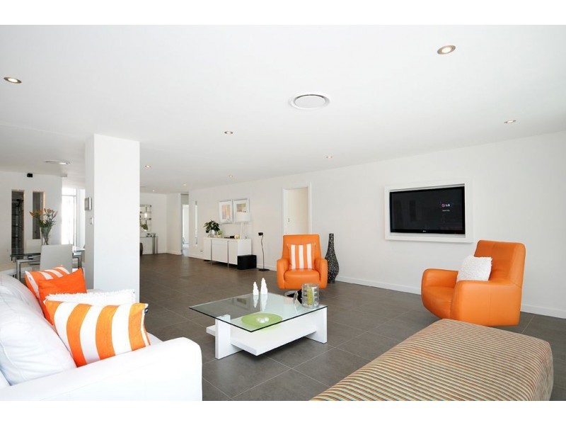 5 Kurrawa Avenue, Mermaid Waters QLD 4218