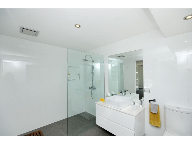 5 Kurrawa Avenue, Mermaid Waters QLD 4218