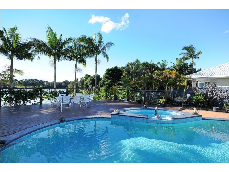 151 Santa Cruz Boulevard, Clear Island Waters QLD 4226