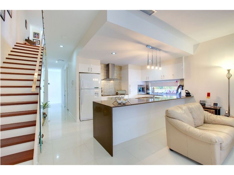 2/21 Scoter Avenue, Paradise Point QLD 4216