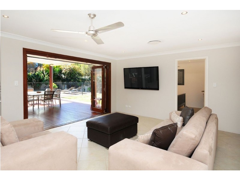 6 Henning Court, Mermaid Waters QLD 4218