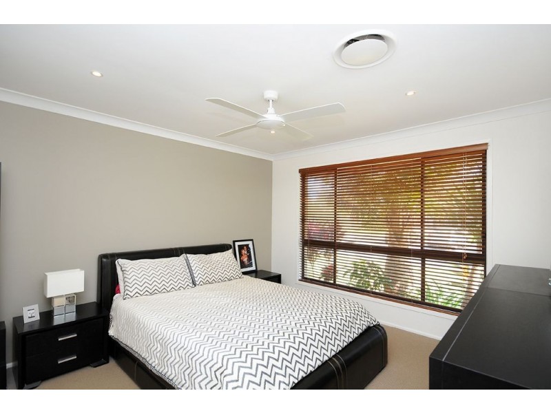 6 Henning Court, Mermaid Waters QLD 4218