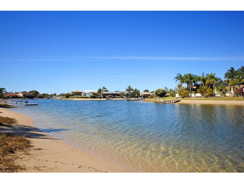 15 Weatherly Avenue, Mermaid Waters QLD 4218