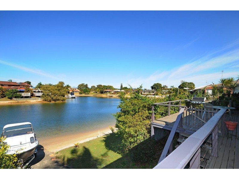 15 Weatherly Avenue, Mermaid Waters QLD 4218