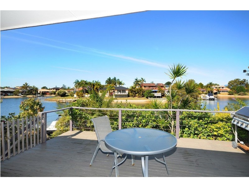 15 Weatherly Avenue, Mermaid Waters QLD 4218