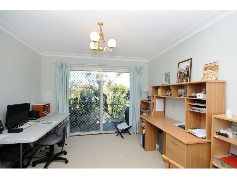 15 Weatherly Avenue, Mermaid Waters QLD 4218