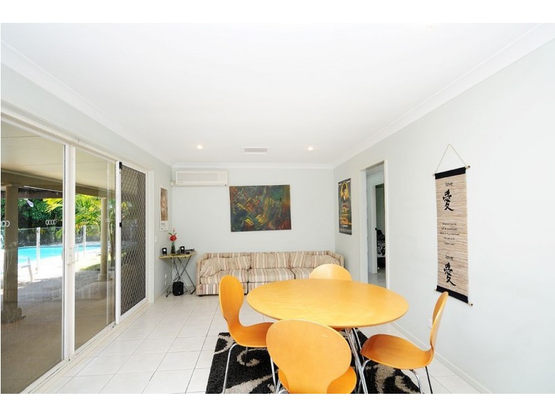 15 Weatherly Avenue, Mermaid Waters QLD 4218