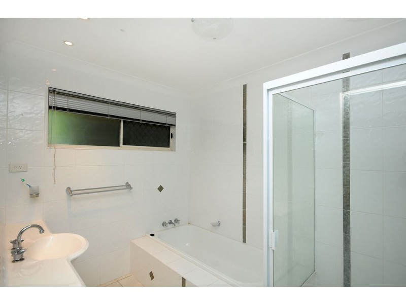 15 Weatherly Avenue, Mermaid Waters QLD 4218