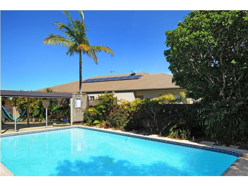 15 Weatherly Avenue, Mermaid Waters QLD 4218