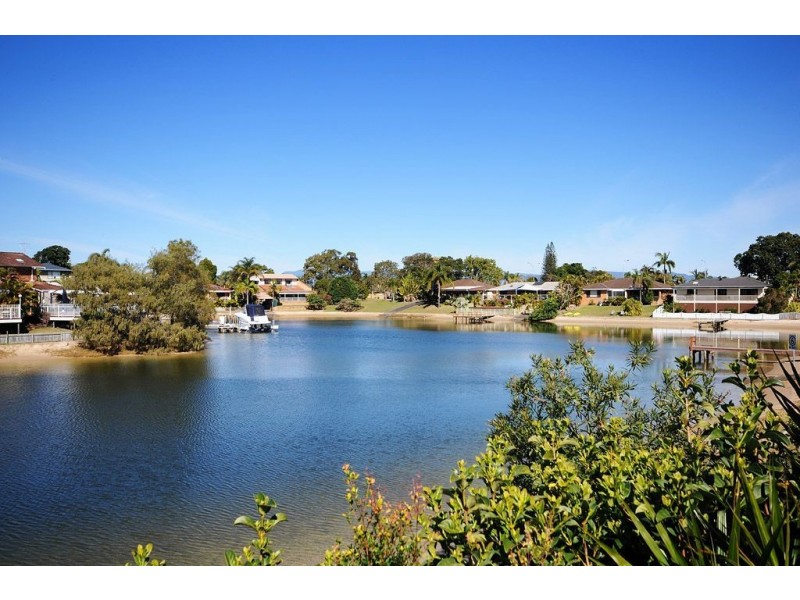 15 Weatherly Avenue, Mermaid Waters QLD 4218