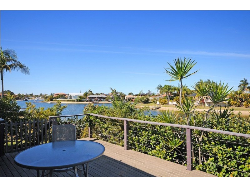 15 Weatherly Avenue, Mermaid Waters QLD 4218