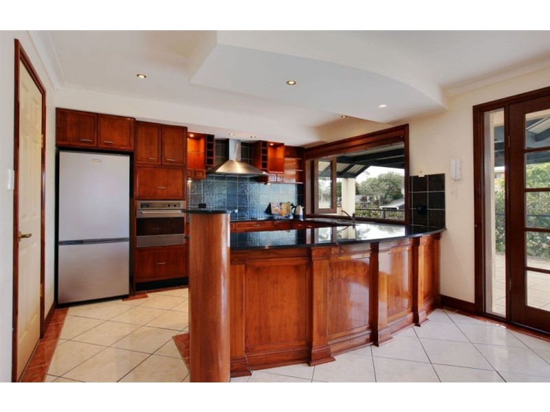 5 Mexicali Court, Broadbeach Waters QLD 4218