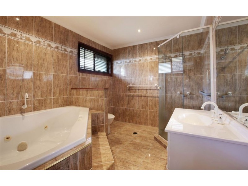 5 Mexicali Court, Broadbeach Waters QLD 4218