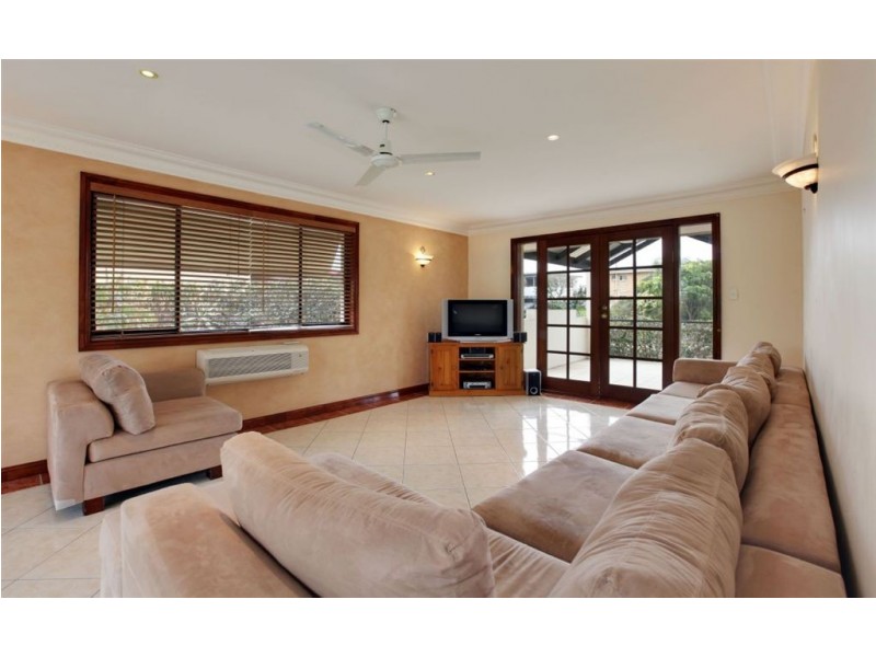 5 Mexicali Court, Broadbeach Waters QLD 4218
