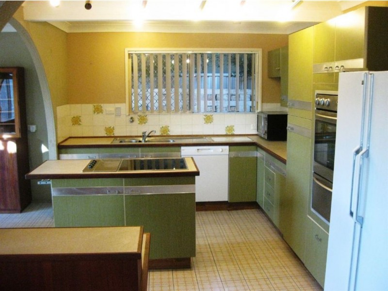 11 Pensacola Crt, Broadbeach Waters QLD 4218