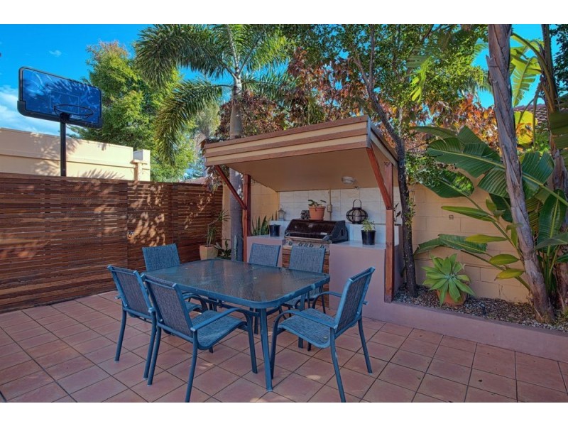 93 Amalfi Drive, Isle Of Capri QLD 4217