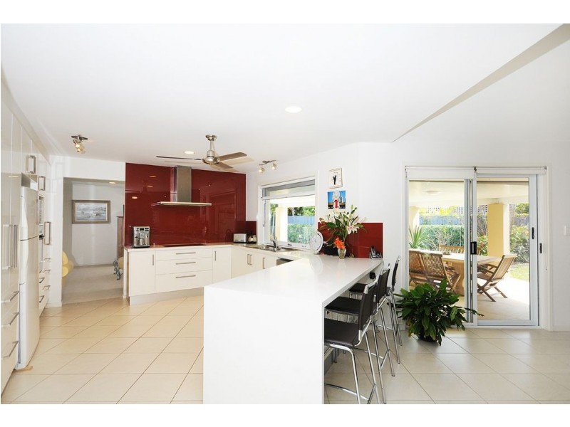 10 Monteclair Court, Mermaid Waters QLD 4218