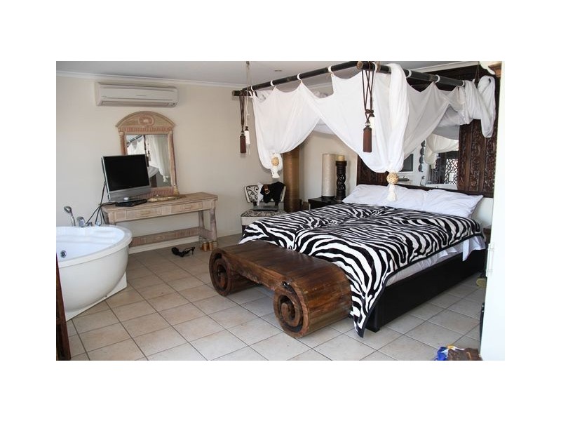 5 Allambi Avenue, Broadbeach Waters QLD 4218