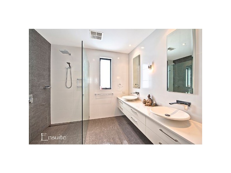 2/24 Teal Avenue, Paradise Point QLD 4216