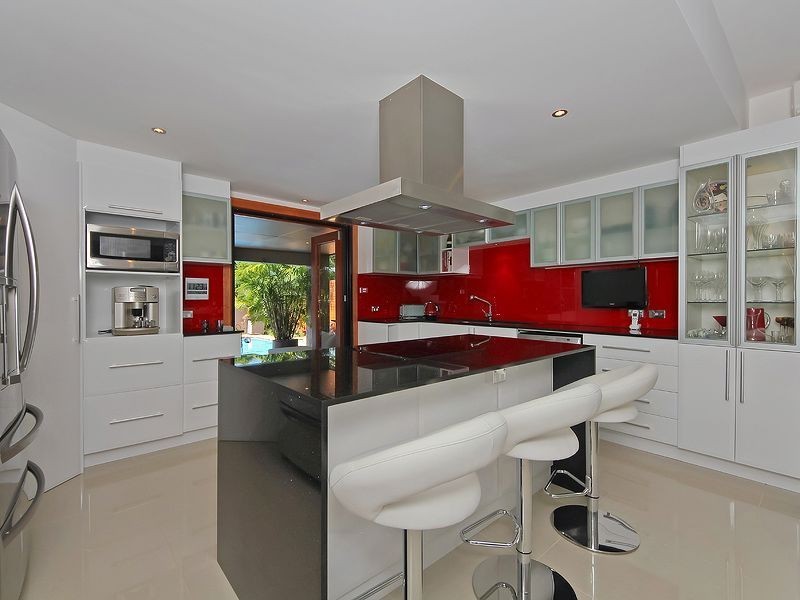 9 Pearl Key, Broadbeach Waters QLD 4218