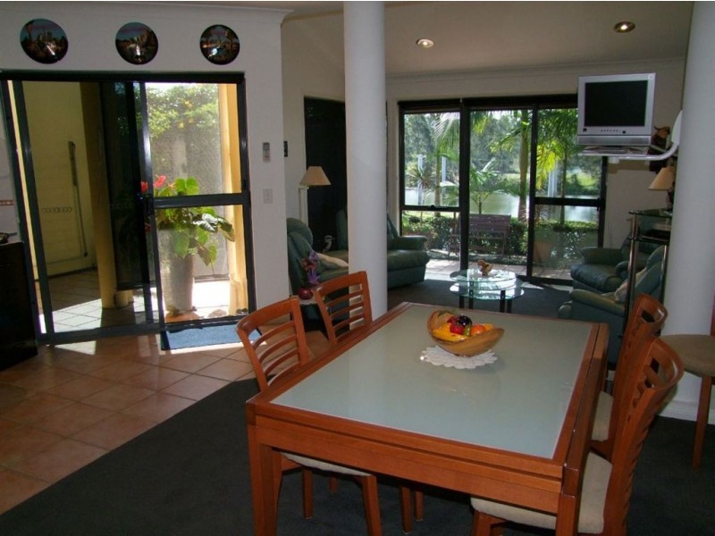 3/125 Santa Cruz Blvd, Clear Island Waters QLD 4226