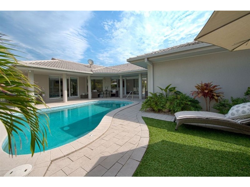 135 Santa Cruz Boulevard, Clear Island Waters QLD 4226