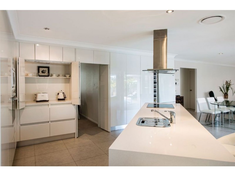 135 Santa Cruz Boulevard, Clear Island Waters QLD 4226