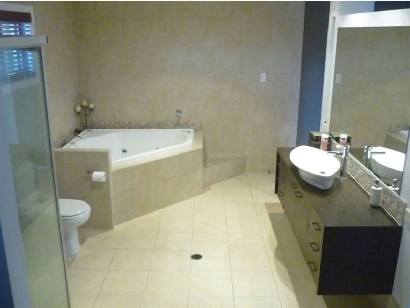 77 Vatakoula Parade, Mermaid Waters QLD 4218