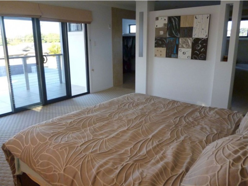 77 Vatakoula Parade, Mermaid Waters QLD 4218