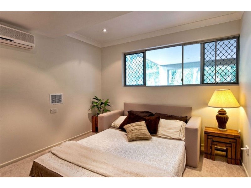 64 River Cres, Broadbeach Waters QLD 4218