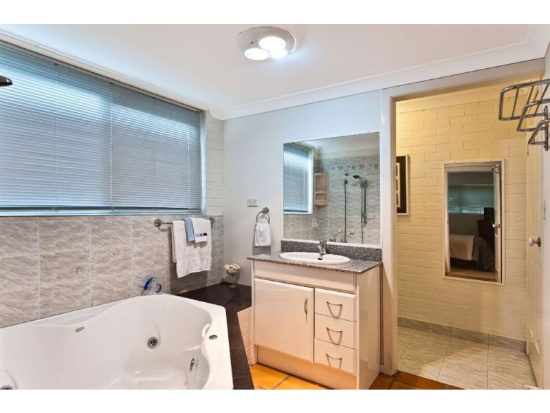 64 River Cres, Broadbeach Waters QLD 4218