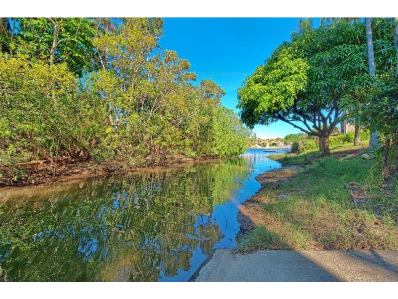 64 River Cres, Broadbeach Waters QLD 4218