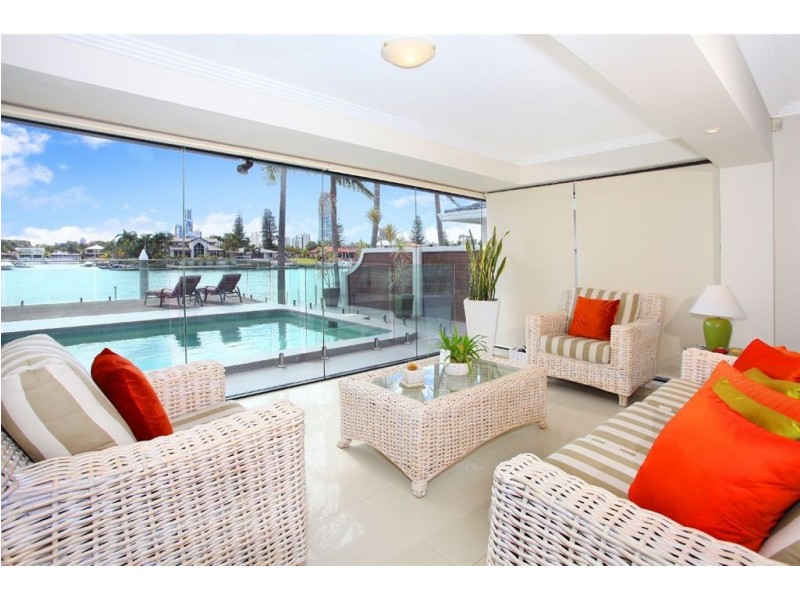 21 Cleland Cres, Broadbeach Waters QLD 4218