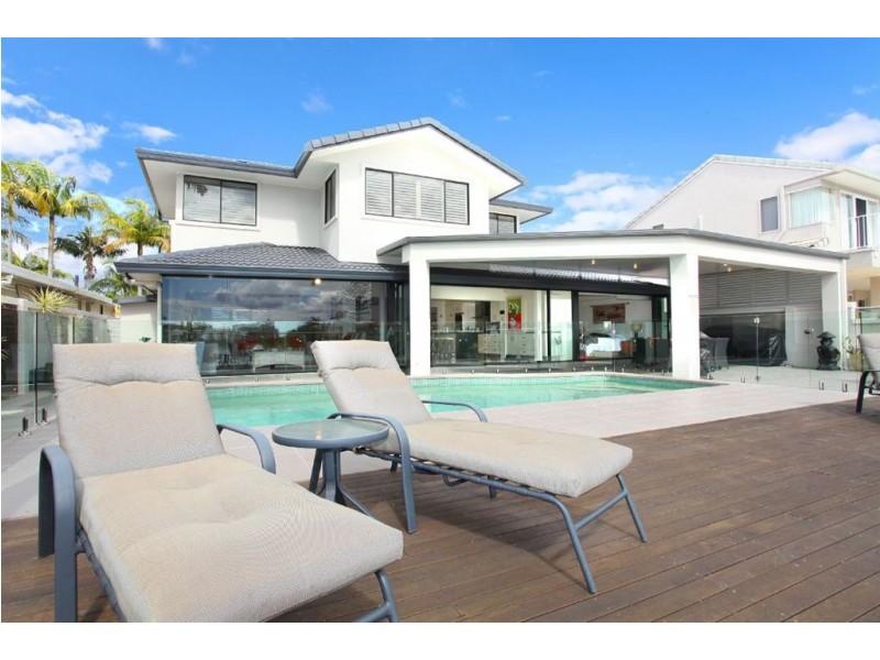 21 Cleland Cres, Broadbeach Waters QLD 4218