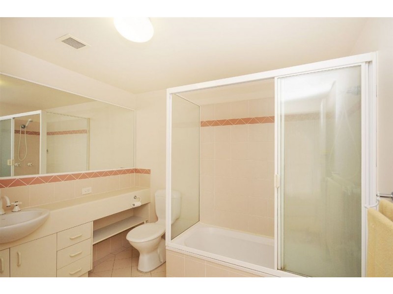 5/2 Fraser Aveune, Miami QLD 4220