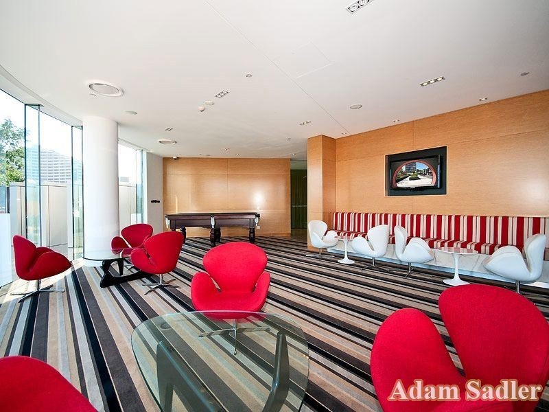 4 Charles Avenue, Broadbeach QLD 4218
