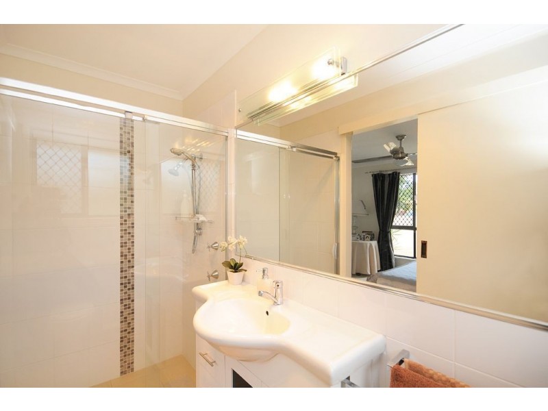 2 Karratha Court, Mermaid Waters QLD 4218