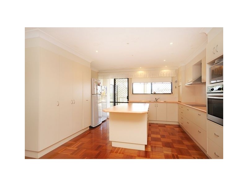 18 Kurrawa Avenue, Mermaid Waters QLD 4218