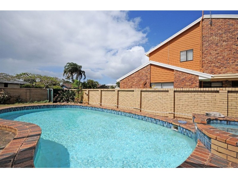 18 Kurrawa Avenue, Mermaid Waters QLD 4218