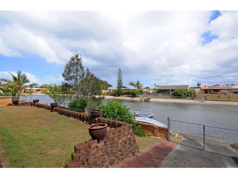 18 Kurrawa Avenue, Mermaid Waters QLD 4218