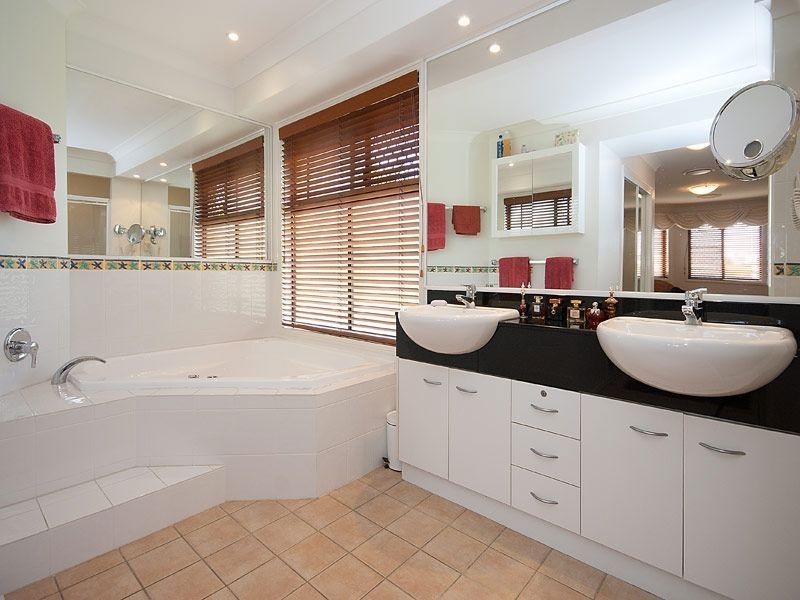 14 Cleland Crescent, Broadbeach Waters QLD 4218