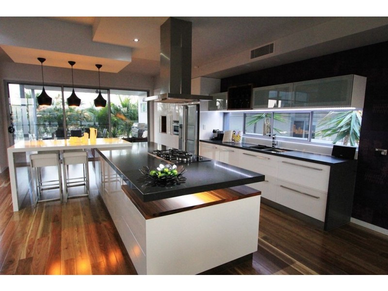11 Cristobel Crt, Broadbeach Waters QLD 4218