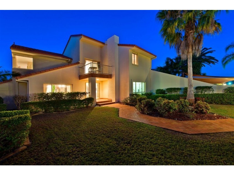 10 San Simeon Drive, Clear Island Waters QLD 4226