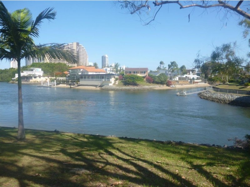 13 Lotus Key, Broadbeach Waters QLD 4218