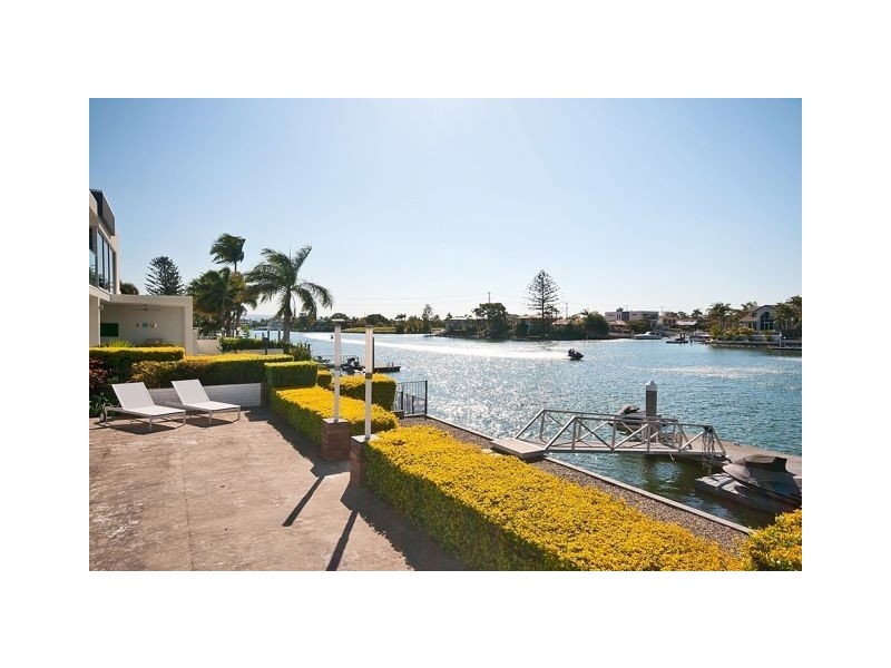 11 Cleland Crescent, Broadbeach Waters QLD 4218